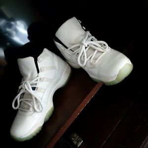 Air Jordan 11 legend blues